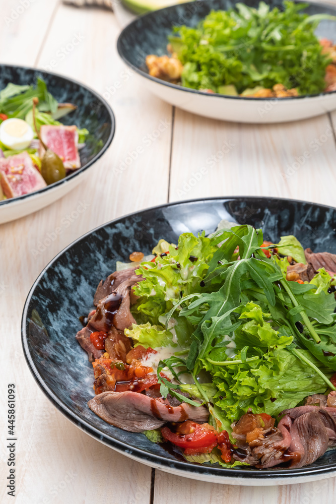 summer salad with roast beef, arugula and sun-dried tomatoes