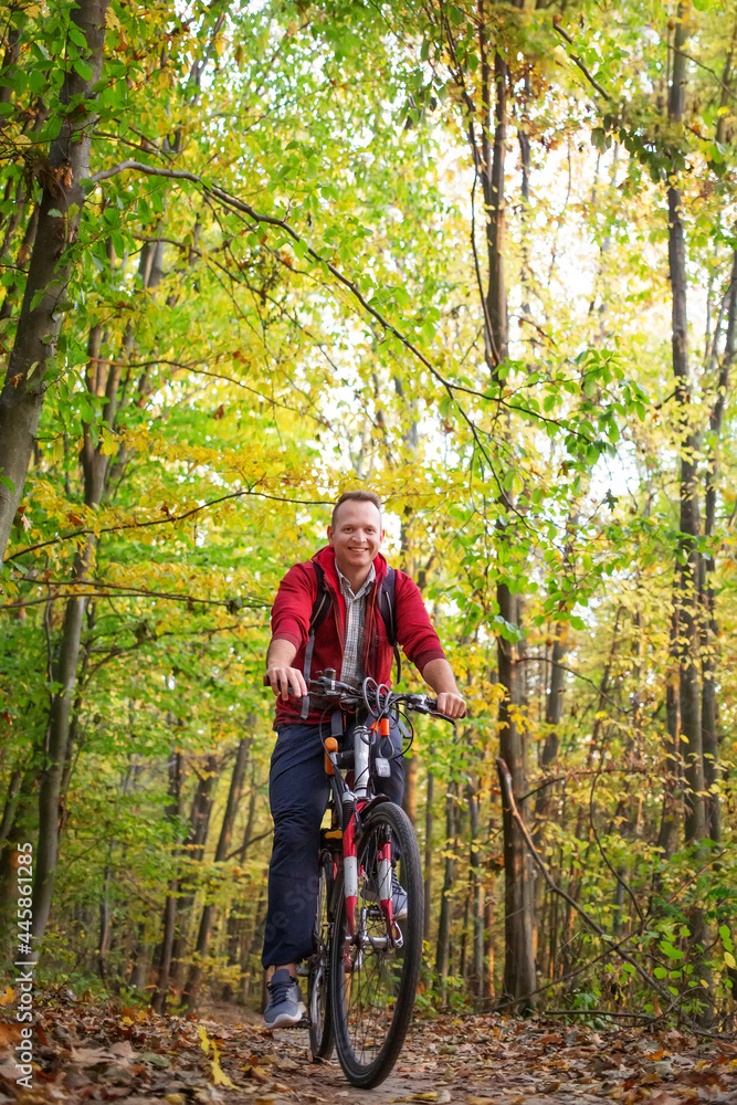Naklejka premium Cyclist in the autumn forest