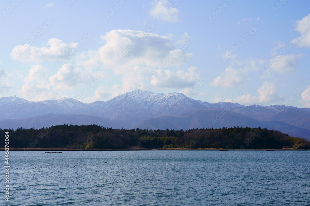加茂湖から望む金北山