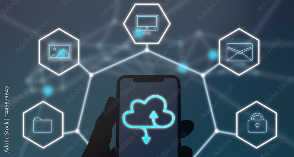 Smartphone in der Hand einer Person bei der Vernetzung mit einem Cloud-Dienst, Onlinespeicher, Download, Upload, Streaming Smartphone in der Hand einer Person bei der Vernetzung mit einem Cloud-Dienst, Onlinespeicher, Download, Upload, Streaming