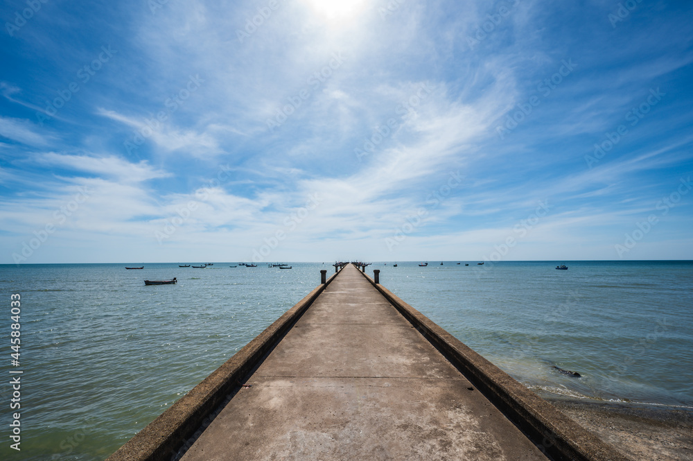 Obraz premium Fish Bridge with endless horizon at chanthaburi thailand.