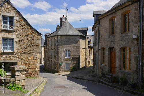 Entre les vieilles maisons en pierres dans la rue de l'Union à Moncontour (22510), département des Côtes-d'Armor en région Bretagne, France