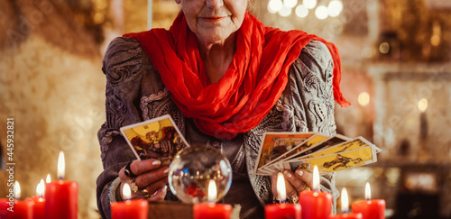Foto Female Fortuneteller or esoteric Oracle, sees in the future by playing her tarot