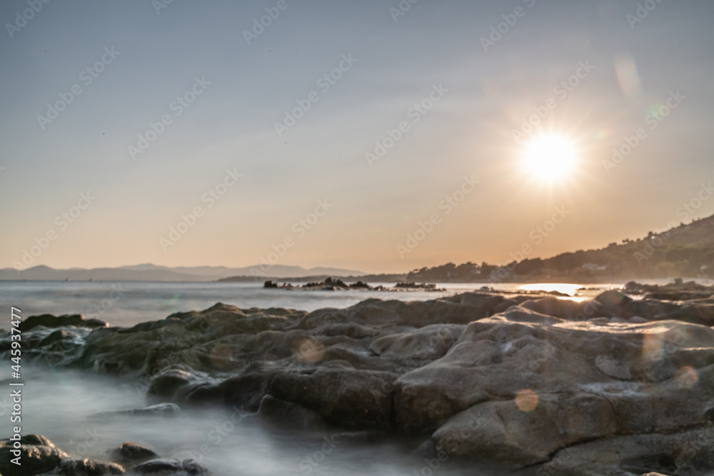 coucher de soleil sur  les rochers en bord de mer sur la Côte d'Azur