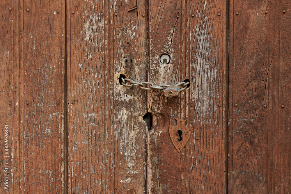 Fototapeta premium Puerta antigua de madera con herrajes oxidados