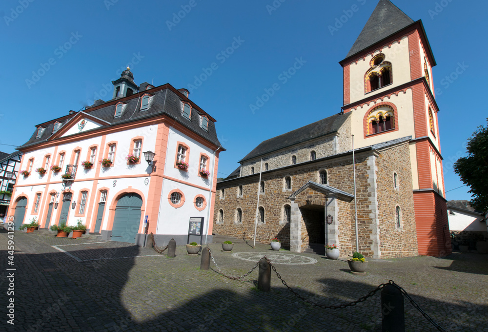 Unterer Mittelrhein, Erpel, Rathaus und Kirche