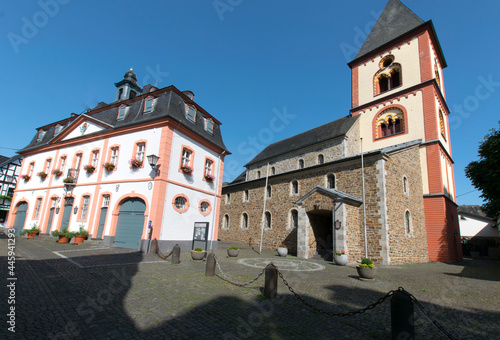 Unterer Mittelrhein, Erpel, Rathaus und Kirche © O.Riepe