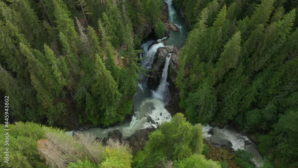 Vídeo do Stock Aerial tour of Nooksack Falls in the North Cascade