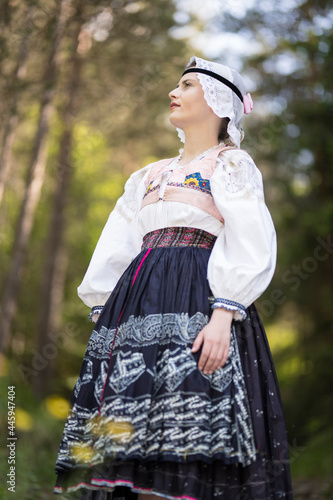 Belle jeune femme slovaque en costume traditionnel. folklore slovaque photo