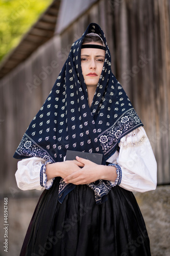 Belle jeune femme slovaque en costume traditionnel. folklore slovaque photo