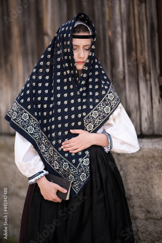 Belle jeune femme slovaque en costume traditionnel. folklore slovaque photo