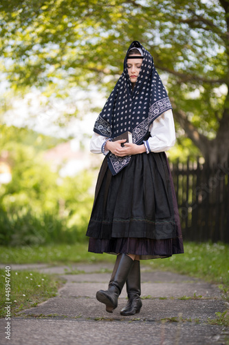 Belle jeune femme slovaque en costume traditionnel. folklore slovaque photo