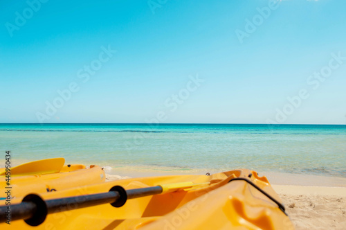 coloridos botes de kayak para divertirse en la playa