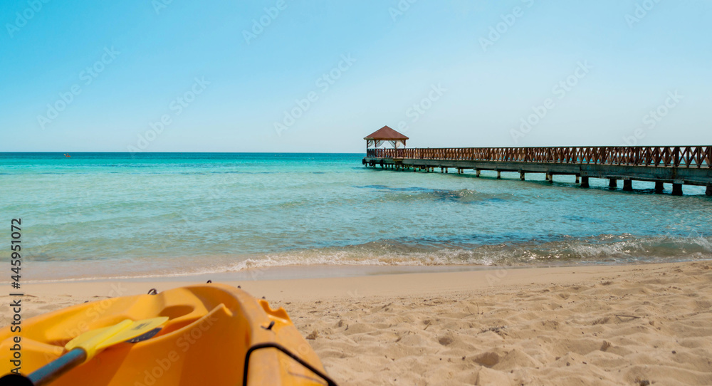 Botes de kayak a un lado de un hermoso muelle en la playa Botes de kayak a un lado de un hermoso muelle en la playa