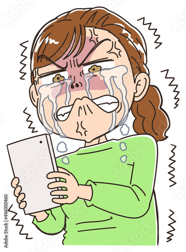 悔し涙を流しながら震える女性