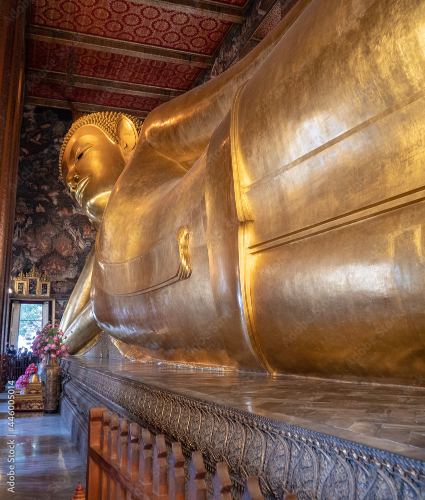 Fototapeta premium golden buddha statue