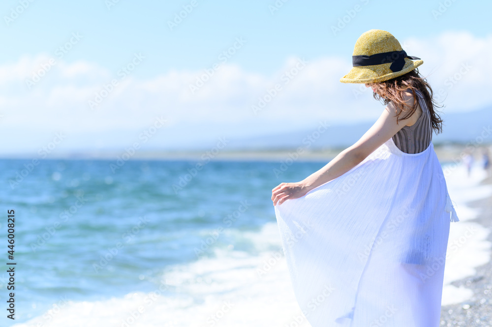 波打ち際の女性ポートレート