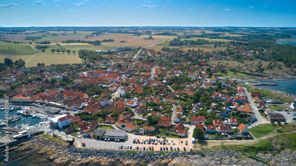 Die dänische Stadt Svaneke auf der Ostsee-Insel Bornholm vor der Granitküste von oben