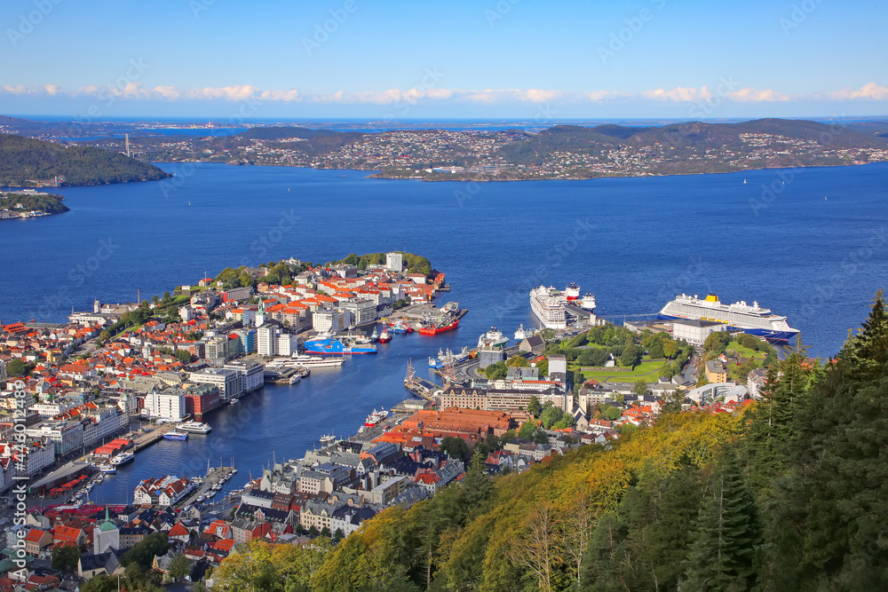 Obraz premium Ariel view of Bergen harbour, a lively harbor lined with colorful, gabled wooden houses, waterfront restaurants & a fish market. Norway, Scandinavia.