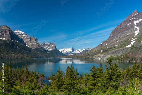 Fototapeta Naklejka Na Ścianę i Meble -  St. Mary Lake and wild goose island in Glacier national park.