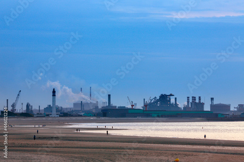 Obraz na plátně Industrial coastline at dusk near Dunkirk - France