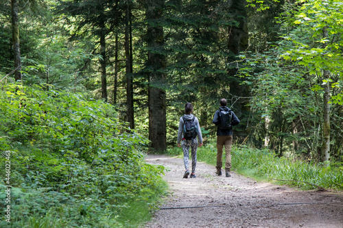 Couple de randonneurs promeneurs en forêt © SWllr