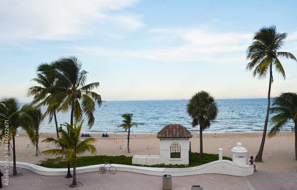 Fototapeta premium Quiet and empty beach front of Fort Lauderdale, Florida, USA