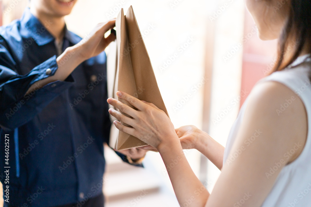 Obraz premium フードデリバリーを受け取る若い女性