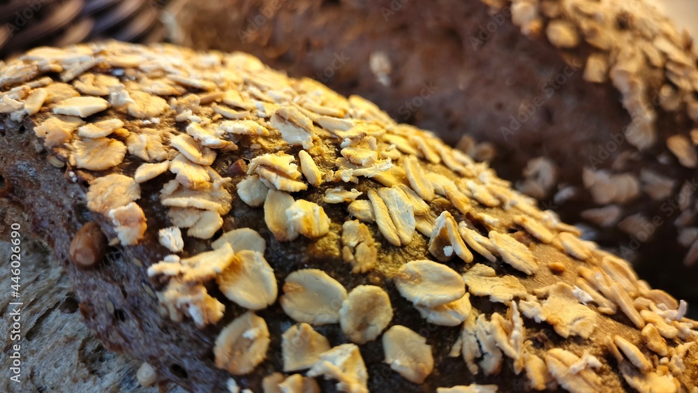 Obraz premium Close-up of bean bread in a basket. Appetizing background or texture of fresh bread. Selective focus