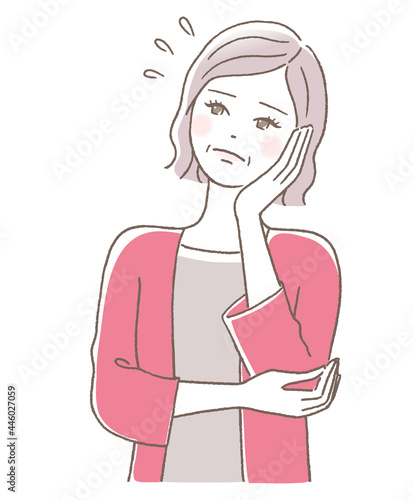 頬に手を当てて困った表情の中年女性
