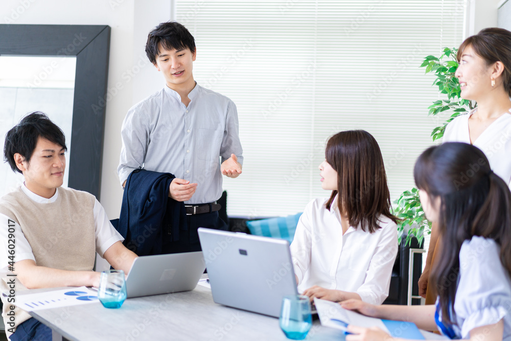ミーティングをするビジネスパーソン ミーティングをするビジネスパーソン