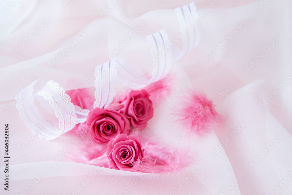 ホットピンクの羽根とプリザーブドのバラのデザイン