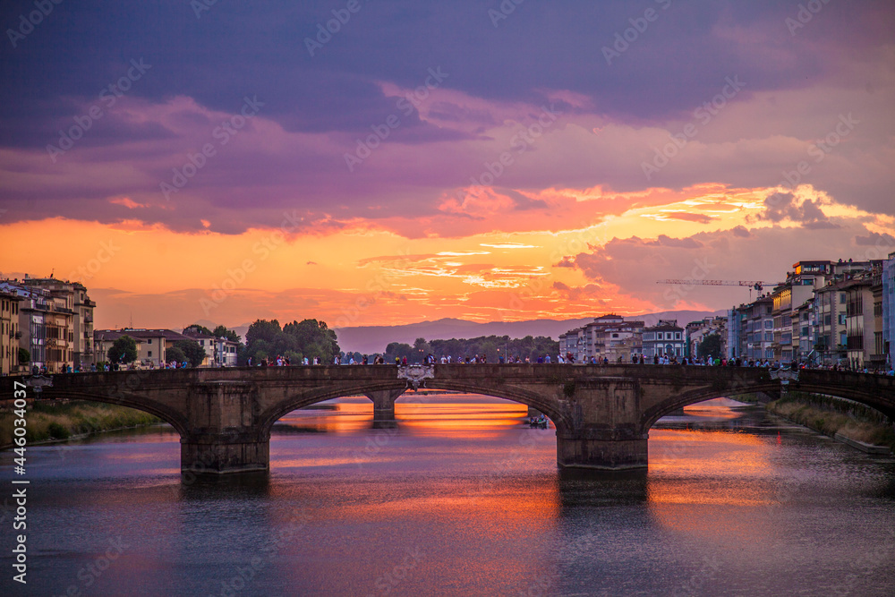 Italia, Toscana, Firenze, il fiume Arno al tramonto.