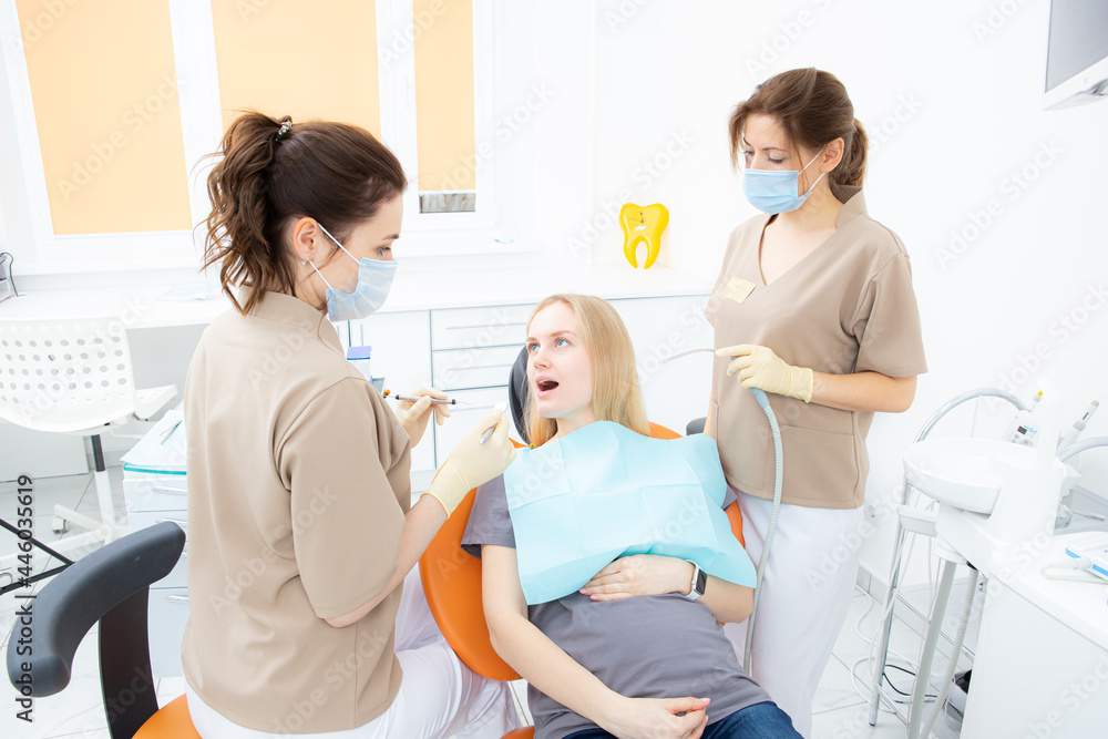 Fototapeta premium pregnant woman at the dentist's office, checkup and dental treatment for pregnant women.
