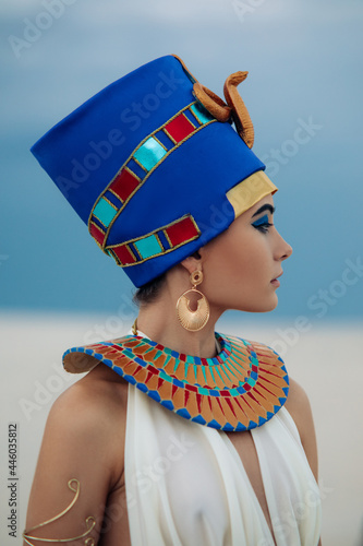 Obraz na plátně Portrait of woman in image of egyptian queen Nefertiti in desert.
