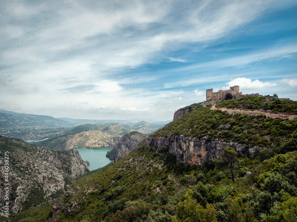 Paisaje desde lo alto con el rio y el castillo de Chirel perteneciente a Cortes de Pallas situado por la provincia de Alicante en España