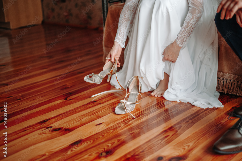 Kobieta zakłada buty w dniu ślubu - obrazy, fototapety, plakaty 