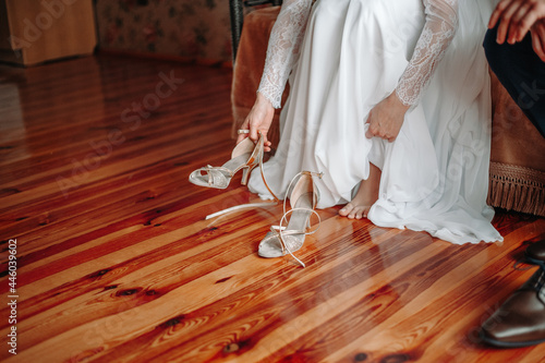 Kobieta zakłada buty w dniu ślubu
