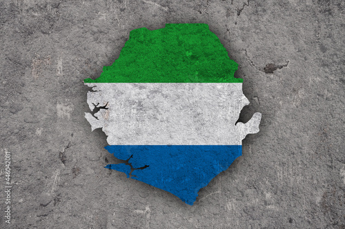 Karte und Fahne von Sierra Leone auf verwittertem Beton