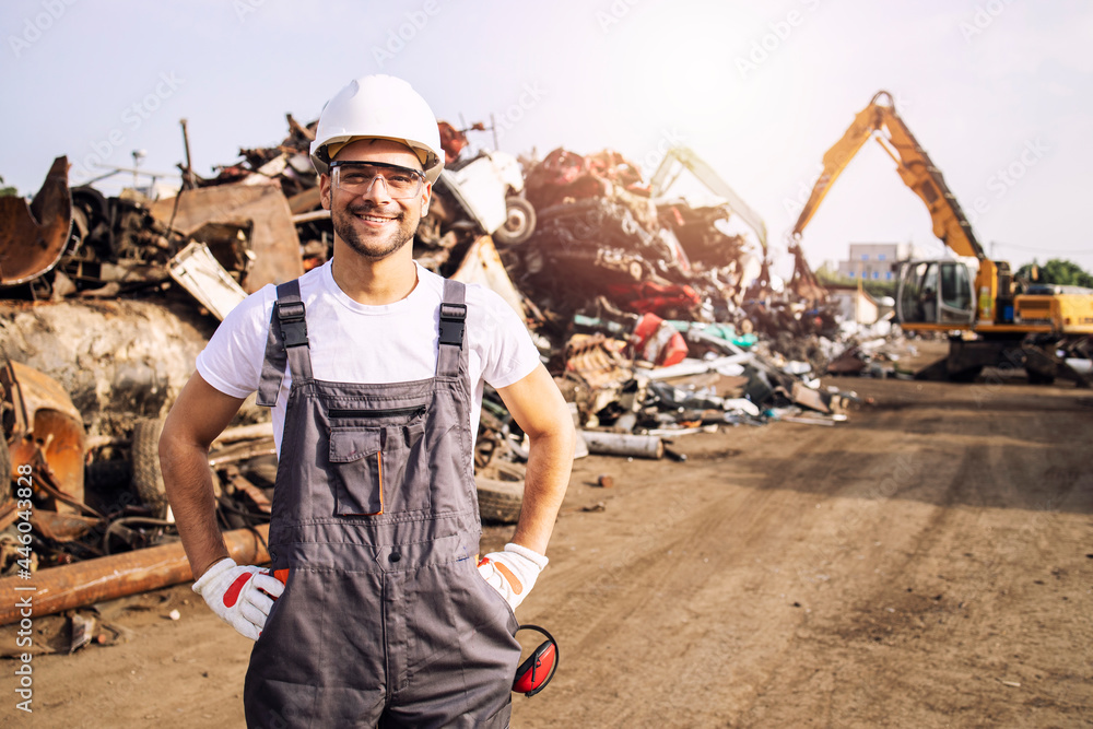 Ταπετσαρία Portrait of worker standing in metal junk yard with crane lifting scrap metal for recycling