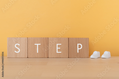 Obraz na płótnie ステップ｜「STEP」と書かれた積み木と靴のおもちゃ