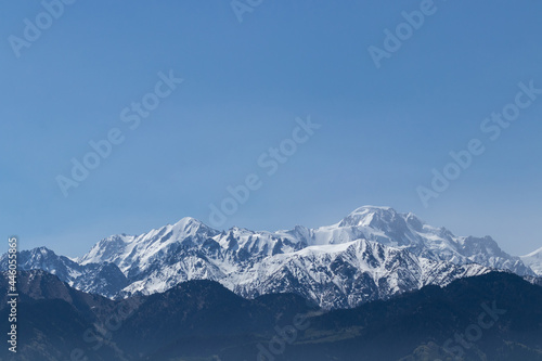 View of the picturesque mountain peaks in the haze © Franchesko Mirroni