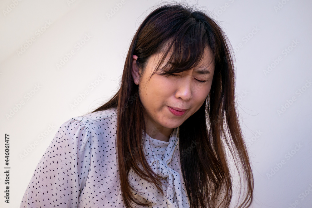 痛み 我慢をしている女性 痛み 我慢をしている女性
