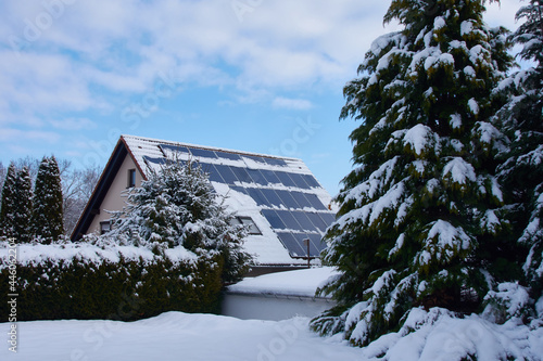 	
Solarmodule mit Schnee bedeckt im Winter	
 photo