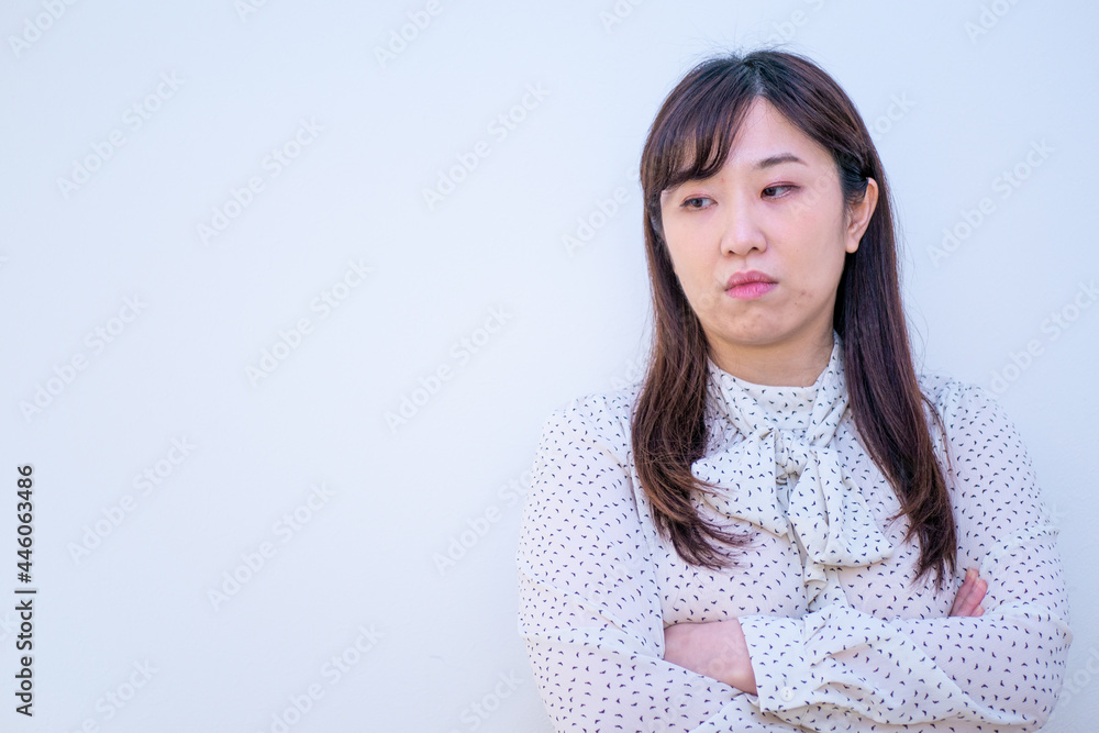 不機嫌な顔をする嫌味な女 不機嫌な顔をする嫌味な女