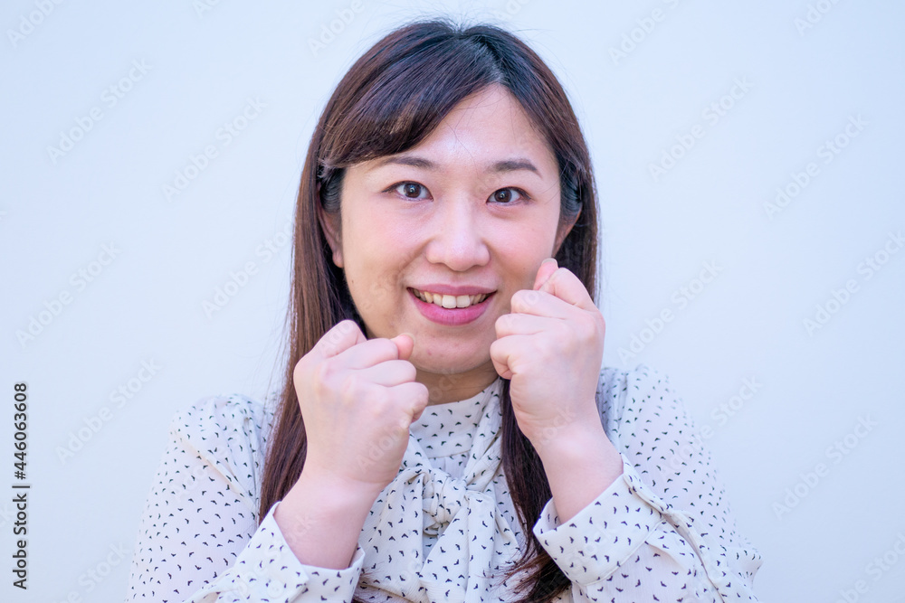 Fototapeta premium 画面に向かって応援する女性