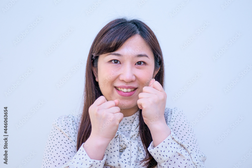 Fototapeta premium 画面に向かって応援する女性