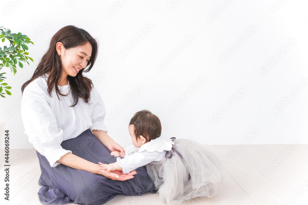 Obraz premium お母さんと家で遊ぶ赤ちゃん
