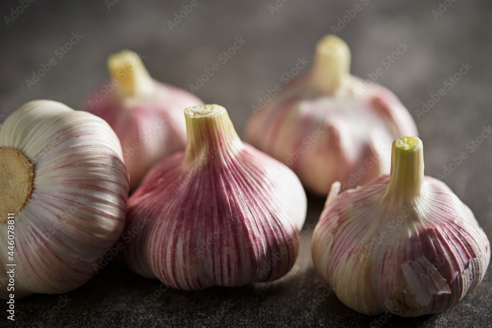 Obraz premium Washed garlic on dark background