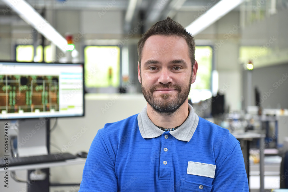 Obraz premium production of electronic components in a modern factory - engineer at the workplace